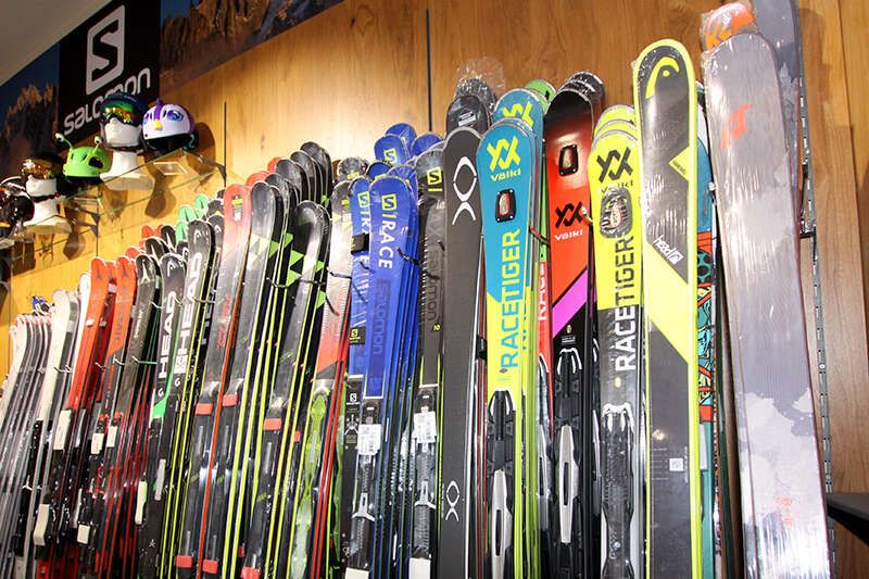  Buy skis in the Krismer sports shop in Fiss