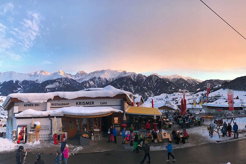 Sonnenuntergang mit dem Café Krismer in Fiss in Tirol